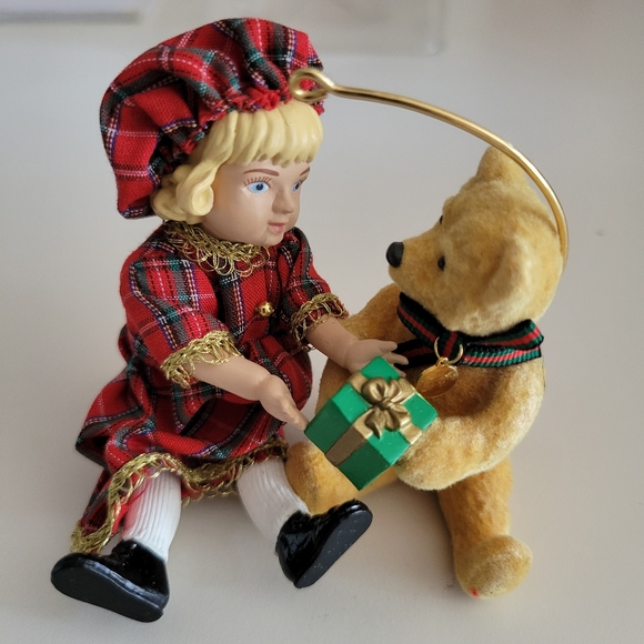 1994 Hallmark Special Edition Ornament - Lucinda & Teddy - Picture 4 of 7